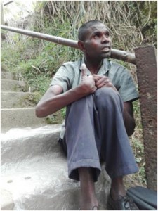 Rajendran, un mendigo de 24 años que trabaja en la estación de trenes de Talawakele, en Sri Lanka, ha rechazado las propuestas que recibió para vender uno de sus riñones. Crédito: Amantha Perera/IPS