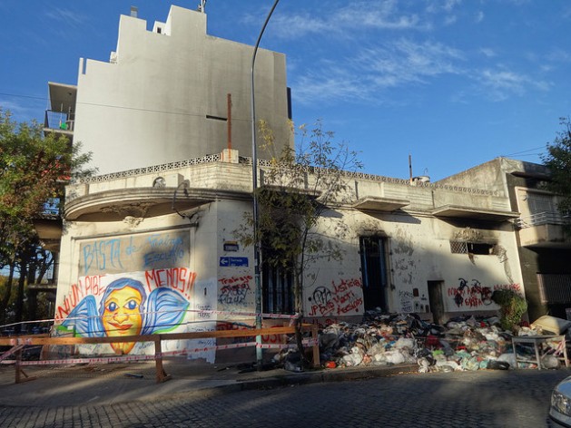 Totalmente destruido quedó este taller textil clandestino en Buenos Aires, tras un incendio en abril de 2015, en que murieron dos niños bolivianos, que vivían en el local. La red Ropa Limpia surgió por la indignación ante aquella tragedia en Argentina, un país donde 30.000 personas trabajan en talleres ilegales de confección. Fabiana Frayssinet/IPS