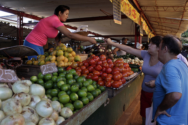 Los mercados de alimentos frescos administrados por emprendedores privados prosperan en la capital de Cuba, pero con precios que resultan inasumibles para los ingresos de la mayoría de las familias del país. Crédito: Jorge Luis Baños/IPS