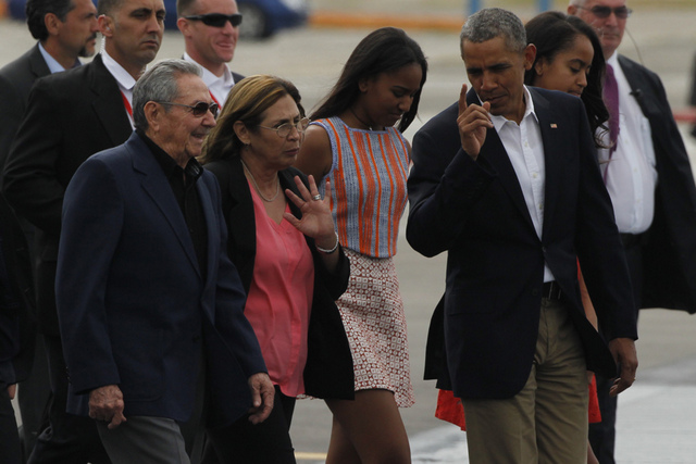 El presidente de Cuba, Raúl Castro (izquierda), y de Estados Unidos, Barack Obama, caminan por la pista del aeropuerto Internacional José Martí minutos antes de que el segundo concluyera su histórica visita oficial al país caribeño, que apuntaló la decisión de normalizar las relaciones entre los dos países, pese a sus diferencias. Crédito: Jorge Luis Baños/IPS