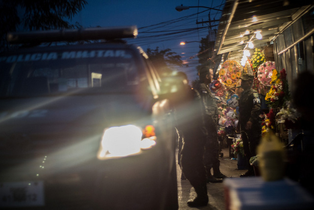 Policía militar en una calle de San Pedro Sula, durante un patrullaje nocturno. Crédito: Ximena Natera/Pie de Página