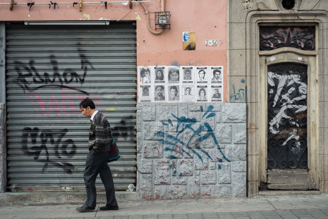 Letreros de desaparecidos de la guerra civil en una calle de Ciudad de Guatemala. Crédito: Ximena Natera/IPS