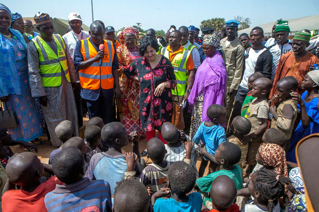 La representante especial del secretario general de la ONU para los niños y los conflictos armados Leila Zerrougui (centro), reunida con niños desplazados y sus familias en el noreste de Nigeria, en enero de 2015. Crédito: ONU.