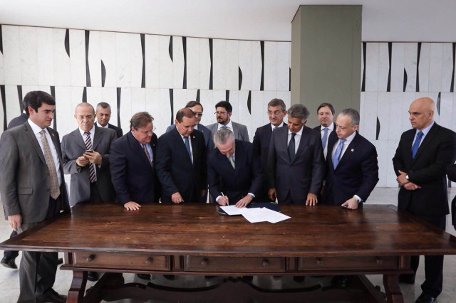 Michel Temer firma la notificación del Senado sobre la separación de Dilma Rousseff de sus funciones de mandataria, que lo convierte en presidente interino, el jueves 22 de mayo. Crédito: Marcos Corrêa/VPR