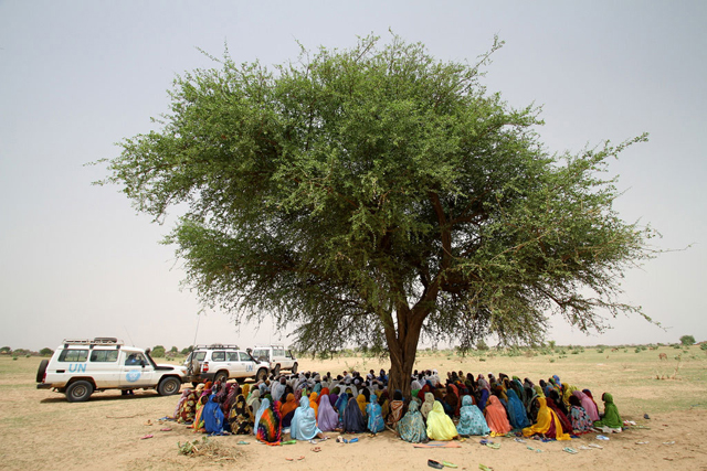 En Sudán, las mujeres forman una fila para recibir alimentos en Tawilla, un sitio para personas desplazadas llegan huyendo de Jebel Marra, en Darfur. Ese tipo de asistencia de emergencia resta fondos para proyectos de nutrición en Jartum. Crédito: OCHA.