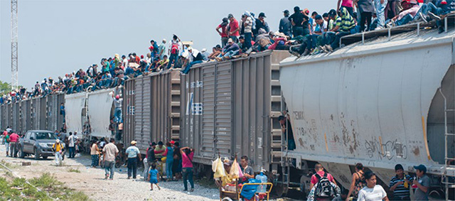 La Bestia, el tren que atraviesa México trasladando migrantes en condición ilegal, mayormente centroamericanos, hacia la frontera con Estados Unidos, estacionado en Hidalgo, en el centro del país, en una foto recogida en el Informe 2016 de IDMC. En ese ferrocarril, sus pasajeros sufren todo tipo de agresiones por las mafias delictivas. Crédito: Keith Dannemiller/OM