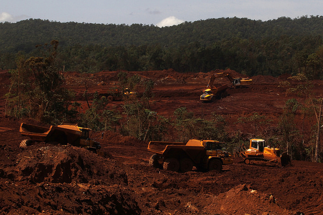 Equipos pesados extraen níquel y cobalto de las minas a cielo abierto de Moa, el corazón de este sector en Cuba, que aporta en promedio 600 millones de dólares en divisas al país. Las reservas de estos yacimientos podrían agotarse en 20 años al ritmo actual de extracción. Crédito: Jorge Luis Baños/IPS