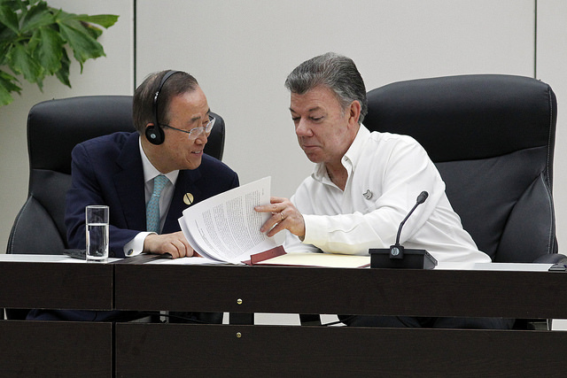 El secretario general de la ONU, Ban Ki-moon (izquierda) intercambia opiniones con el presidente de Colombia, Juan Manuel Santos, durante la ceremonia en la capital de Cuba, el 23 de junio, de la firma del acuerdo de cese al fuego definitivo entre el gobierno y la guerrilla de las FARC. Crédito: Jorge Luis Baños/IPS