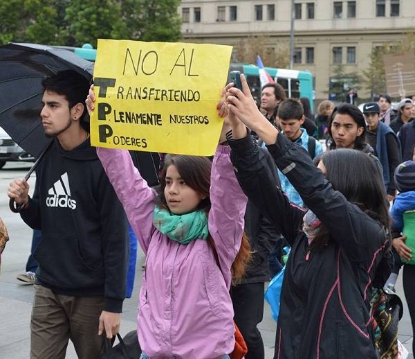 Una niña porta un cartel que juega con la sigla del Acuerdo Transpacífico, TPP, para rechazar la transferencia de poderes que representa el tratado, durante una manifestación en su contra en Santiago de Chile. Crédito: Cortesía de Chile mejor sin TPP