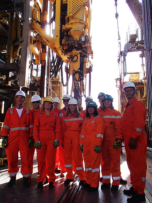 La ministra de Industria, Energía y Minería, Carolina Cosse (tercera a la izquierda) con altos funcionarios de la empresa petrolera Ancap, durante su visita al buque plataforma donde se explora la existencia de hidrocarburos en aguas ultraprofundas, a 250 kilómetros de la costa de Uruguay. Crédito: Ancap