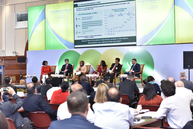 La directora general de IPS, Farhana Haque Rahman, moderó la mesa redonda de líderes dedicada al futuro de la alimentación. Crédito: Banco de Desarrollo Asiático.