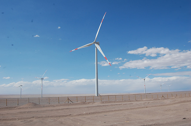 Molinos de viento en Calama, en el desierto de Atacama, en el norte de Chile. El país  posee un alto potencial en energías renovables no convencionales, pero los proyectos para su desarrollo podrían afectarse por la caída de los precios del cobre, fuente de su financiamiento. Crédito: Marianela Jarroud/IPS