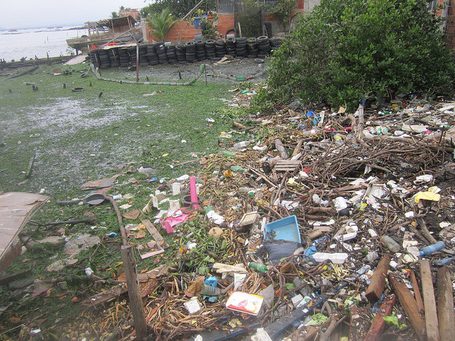 Así está en la actualidad lo que en el pasado fue una playa de arenas blancas en el barrio de pescadores de Tubicanga, en la bahía de Guanabara, en las inmediaciones del Aeropuerto Internacional de Río de Janeiro. Los pobladores contribuyen a la contaminación y sedimentación de la emblemática bahía brasileña. Crédito: Mario Osava/IPS