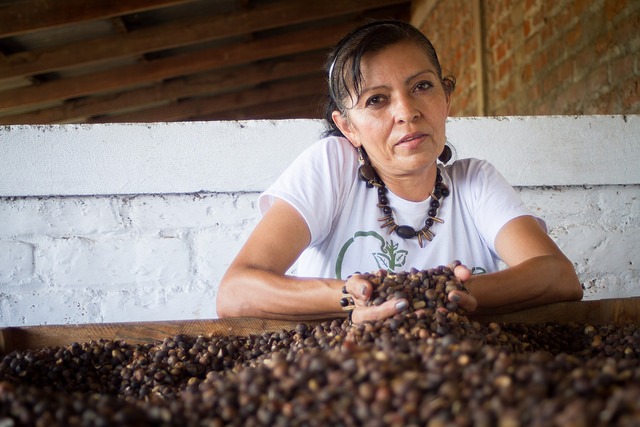 Ana Morales, coordinadora de Maná Ojushte, en la zona donde las semillas de ojushte son secadas y descascaradas, para luego ser molidas y comercializadas,  en San Isidro, en el municipio de Izalco, en el occidental departamento de Sonsonete, en El Salvador. Crédito: Edgardo Ayala/IPS 