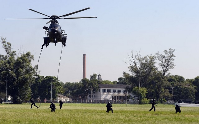 Batallones aeronáuticos del ejército participan en la Operación Pan de Azúcar, un morro emblemático de Río de Janeiro, durante los ensayos militares de preparación para participar en el operativo de seguridad durante los Juegos Olímpicos en la ciudad brasileña, en agosto. Crédito: Tânia Rêgo/Agência Brasil