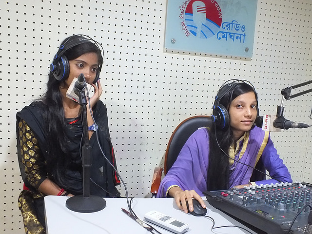 En Radio Meghna, jóvenes adolescentes de Bangladesh trasmiten un programa destinado a prevenir el matrimonio precoz y a permanecer en la escuela. Crédito: Naimul Haq / IPS