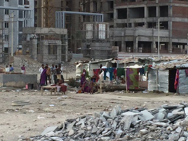 Sin hogar, los migrantes desplazados por las inundaciones y la sequía viven en asentamientos irregulares con pésimas condiciones de higiene en Nueva Delhi. Crédito: Neeta Lal/IPS.