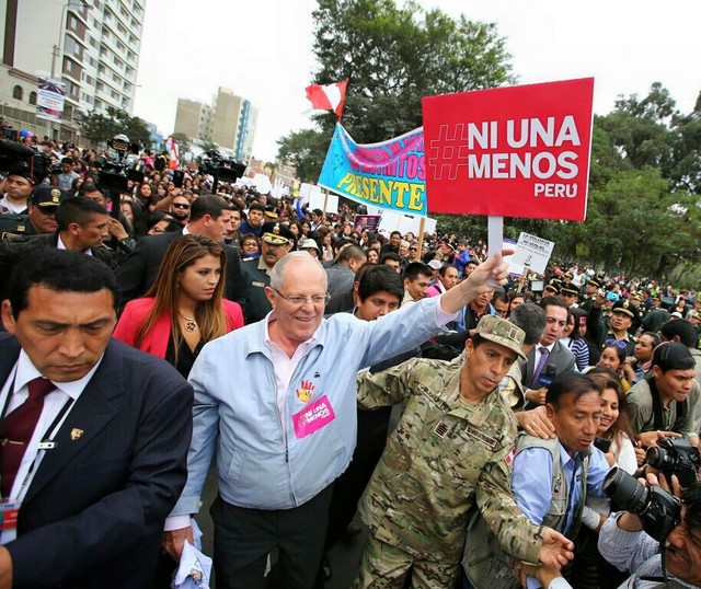 El presidente Pedro Pablo Kuczynski durante su participación en parte del recorrido de la marcha contra la violencia hacia las mujeres en Perú, donde solo en el primer semestre de 2016 hubo 54 feminicidios y 118 intentos frustrados en el país. Crédito: Presidencia de Perú