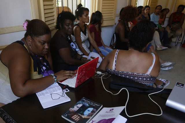 Participantes en la última edición de la tertulia Reyita, un encuentro trimestral de la red feminista Afrocubanas, realizado en julio en la Casa Memorial Salvador Allende, en La Habana, en Cuba. Crédito: Jorge Luis Baños/IPS