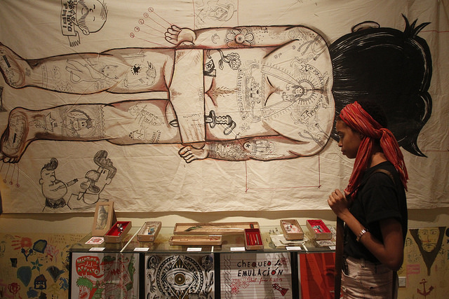 Interior de La Marca, estudio-galería de arte corporal del artista Leo Canosa, conocido como el primer local profesional de tatuaje en Cuba, con sede en el Centro Histórico de La Habana Vieja y abierto desde enero de 2015. Crédito: Jorge Luis Baños/IPS
