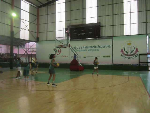 Jugadoras adolescentes de baloncesto entrenan en la Villa Olímpica de Mangueira, un centro deportivo de la alcaldía de Río de Janeiro para la población pobre y vulnerable de esa ‘favela’, muy cercana a las instalaciones donde se celebran los Juegos Olímpicos. Crédito: Mario Osava/IPS