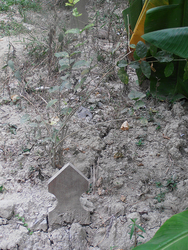 Las tumbas de las personas asesinadas en 2012 tras los enfrentamientos entre la comunidad budista y la minoría musulmana de Birmania. Crédito: Sara Perria/IPS.