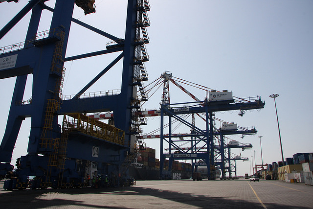El puerto de Yibuti, donde llegan las importanciones para paliar la grave escasez de alimentos que padece Etiopía por la peor sequía en décadas. Crédito: James Jeffrey/IPS.