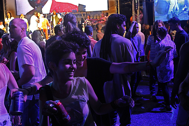 Dos jóvenes se divierten durante un festival en La Habana. El número de mujeres  que gozan de autonomía económica crece cada año en Cuba. Crédito: Jorge Luis Baños/IPS