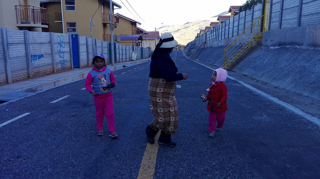 Dos niñas y su madre en una calle de Nueva Fuerabamba, la localidad a donde fueron traslados comuneros quechua desalojados por la explotación de la mina de cobre a cielo abierto de Las Bambas, alejados de su tradicional forma de vida, en el departamento de Apurímac, en la sierra andina del sur de Perú. Crédito: Milagros Salazar/IPS