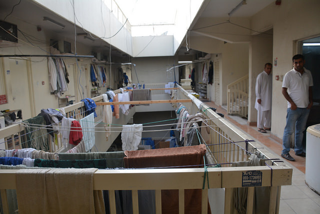 Un campamento de trabajo en Dubái. A los trabajadores se les asignan dormitorios según su nacionalidad, y llegan a haber hasta ocho personas por habitación. Crédito: S. Irfan Ahmed / IPS