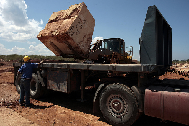 Trabajadores colocan en un camión, con ayuda de una pala mecánica, un bloque de mármol, extraído en la Cantera de Piedra Jaimanitas, en Salado, en la occidental provincia de Artemisa, en Cuba. Crédito: Jorge Luis Baños/IPS