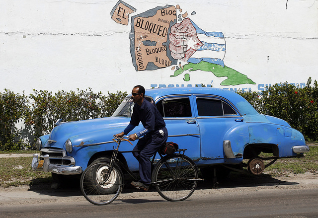 Un grafiti en una calle de La Habana contra el bloqueo o embargo económico, comercial y financiero con el que desde 1962 Estados Unidos castiga a Cuba y que el presidente Barack Obama ha buscado horadar lo máximo que puede desde el Poder Ejecutivo. Crédito: Jorge Luis Baños/IPS