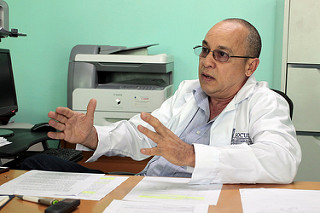 Roberto Álvarez Fumero, jefe del Departamento Materno Infantil del Ministerio de Salud Pública, conversó con IPS, en la sede de la secretaría, en La Habana, Cuba, el 11 de octubre de 2016. Crédito: Jorge Luis Baños/IPS.