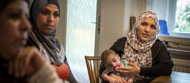 Después de una odisea de tres meses para reunirse con su esposo, que incluyó dar a luz mellizos en un hospital de Serbia,  Fatima Jaluf (derecha) logró llegar a Alemania. Crédito: Gordon Welters/UNHCR.