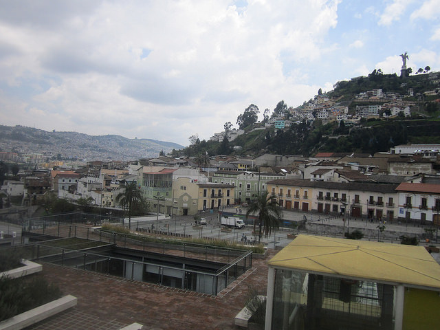 El cerro del Panecillo que divide el norte y el sur de la capital de Ecuador, desde el Museo de la Ciudad, en pleno Centro Histórico. La accidentada topografía obstaculiza la movilidad de Quito. Crédito: Mario Osava/IPS