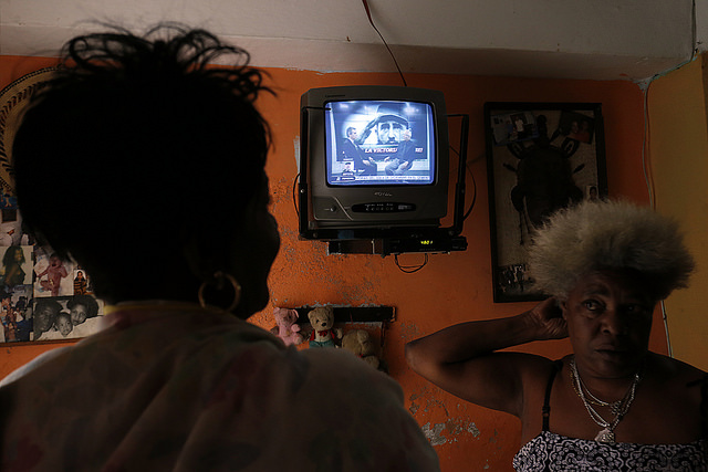 Dos mujeres comentan el fallecimiento de Fidel Castro, el sábado 26 de noviembre, en La Habana, mientras siguen por televisión la programación especial sobre la muerte de quien dirigió Cuba entre 1959 y 2006. Crédito: Jorge Luis Baños/IPS
