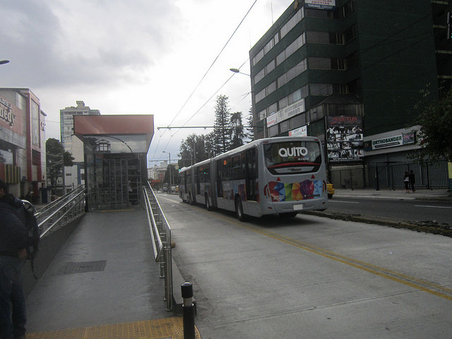 Trolebús del sistema por corredor especial y una de sus estaciones, en la capital de Ecuador. Los críticos del proyecto del tren subterráneo en Quito consideran mejor para la ciudad extender y mejorar este transporte de superficie. Crédito: Mario Osava/IPS