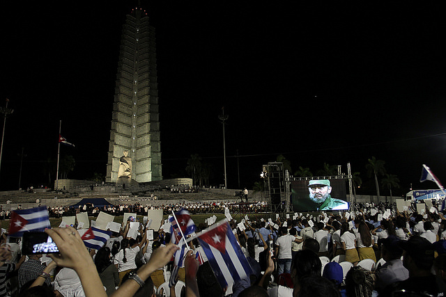Cientos de miles de cubanos participaron la noche del martes 29, en la Plaza de la Revolución de La Habana, en el gran acto oficial de las honras fúnebres a Fidel Castro, en cuyo homenaje participaron gobernantes de países de todos los continentes. Crédito: Jorge Luis Baños