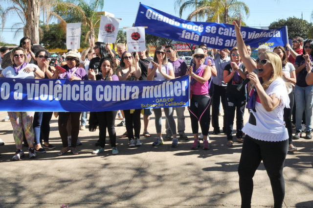 Manifestantes piden que se aplique la Ley Maria da Penha, al cumplirse en agosto de este año 10 años de la norma contra la violencia machista en Brasil. Una de las pancartas reza: “Cuando tú te callas, la violencia habla más alto”. Crédito: Foto: Tony Winston/ Agência Brasília