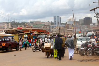 Se estima que en el asentamiento precario de Kisenyi, en la capital de Uganda, viven muchos de los casi 12.000 inmigrantes somalíes que hay en este país. Crédito: Amy Fallon/IPS.