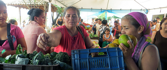 Las más de 4.000 socias de la Federación de Cooperativas de Mujeres Agropecuarias de Nicaragua realizan ferias para la venta directa a los consumidores de sus productos, buena parte de ellos producidos en forma ecológica. Crédito: Femuprocan