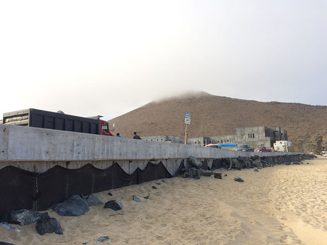 Muro rompeolas y hotel San Cristóbal en Playa de Lobos. Crédito: Celia Guerrero/Pie de Página