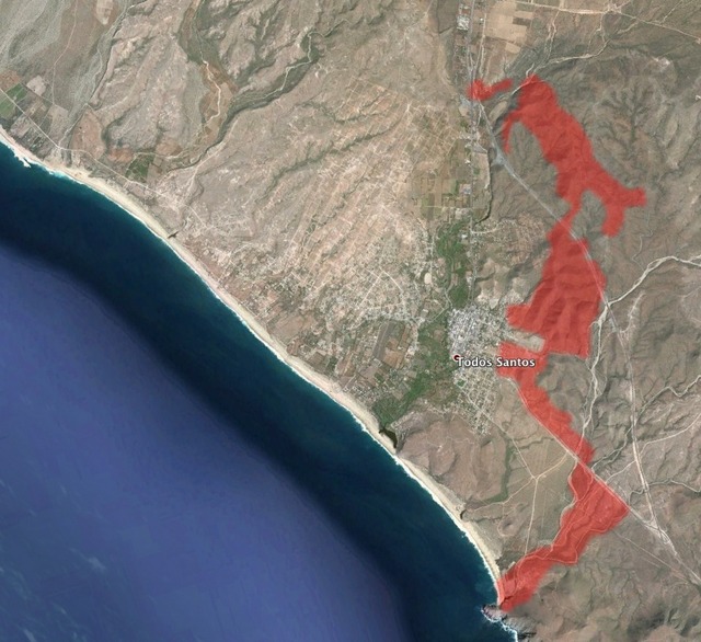 Localización de Todos Santos en la península de Baja California y dimensión del proyecto Tres Santos. Crédito: Cortesía de Salvemos Punta Lobos