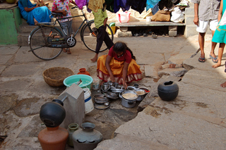 Una mujer lava en un tanque de agua público en un asentamiento precario de Bangalore, capital del estado indio de Karnataka. Crédito: Malini Shankar/IPS.