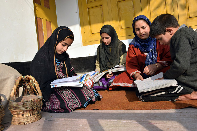 Mariya, Arjumand y Fazl Sareer estudian en su casa en la aldea de Shurat ya que los colegios permanecen cerrados desde julio debido a la inestabilidad política en Cachemira. Crédito: Stella Paul / IPS