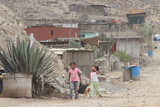 Niños caminan en un asentamiento precario de Perú. Cortesía del diario La República/IPS,