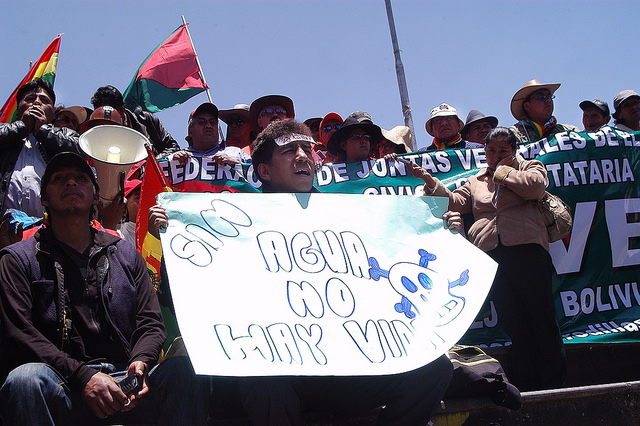 Líderes vecinales y habitantes de la ciudad de El Alto, marcharon el día 23 de noviembre hasta adyacente ciudad de La Paz, la sede del gobierno en Bolivia, en demanda de agua potable y en protesta por la falta de atención del gobierno al deficitario almacenamiento del recurso hídrico. Crédito: Franz Chávez/IPS