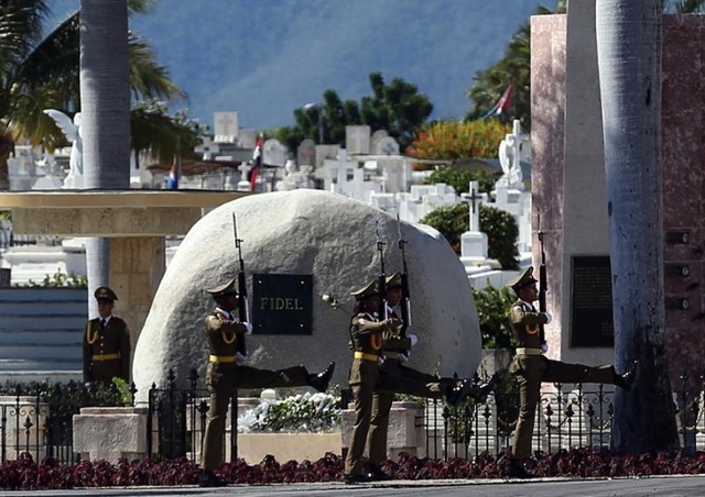 El monolito de granito de 2.400 kilógramos donde reposan las cenizas de Fidel Castro, al lado del mausoleo con los restos del héroe de la Independencia José Martí, en el cementerio de Santiago de Cuba, en el oriente del país. Crédito: Telesur
