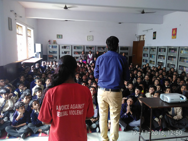 Talleres de sensibilización para niños de escuela sobre violencia sexual en Nueva Delhi. Crédito: Neeta Lal/IPS.