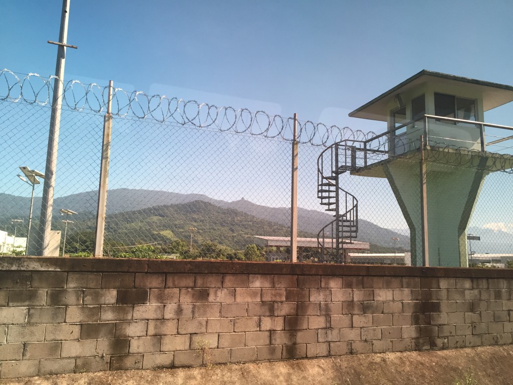 ¿Una prisión o un puesto de control migratorio? Difícil decirlo. El llamado Centro de Atención Integral de Tránsito Fronterizo, en el puesto de control de Huixtla, en el estado mexicano de Chiapas. Crédito: Madeleine Penman/Amnistía Internacional